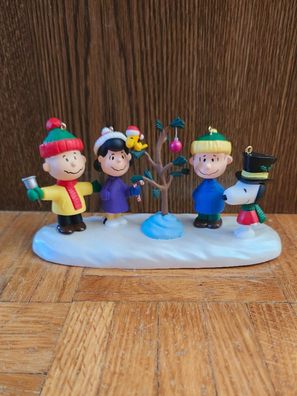 Hallmark Charlie Brown Christmas Snow Scene Tabletop Display Lucy Linus Snoopy